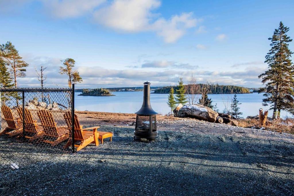 New English Point Oceanfront Living With Hot Tub Apartment Head of Jeddore Exterior photo